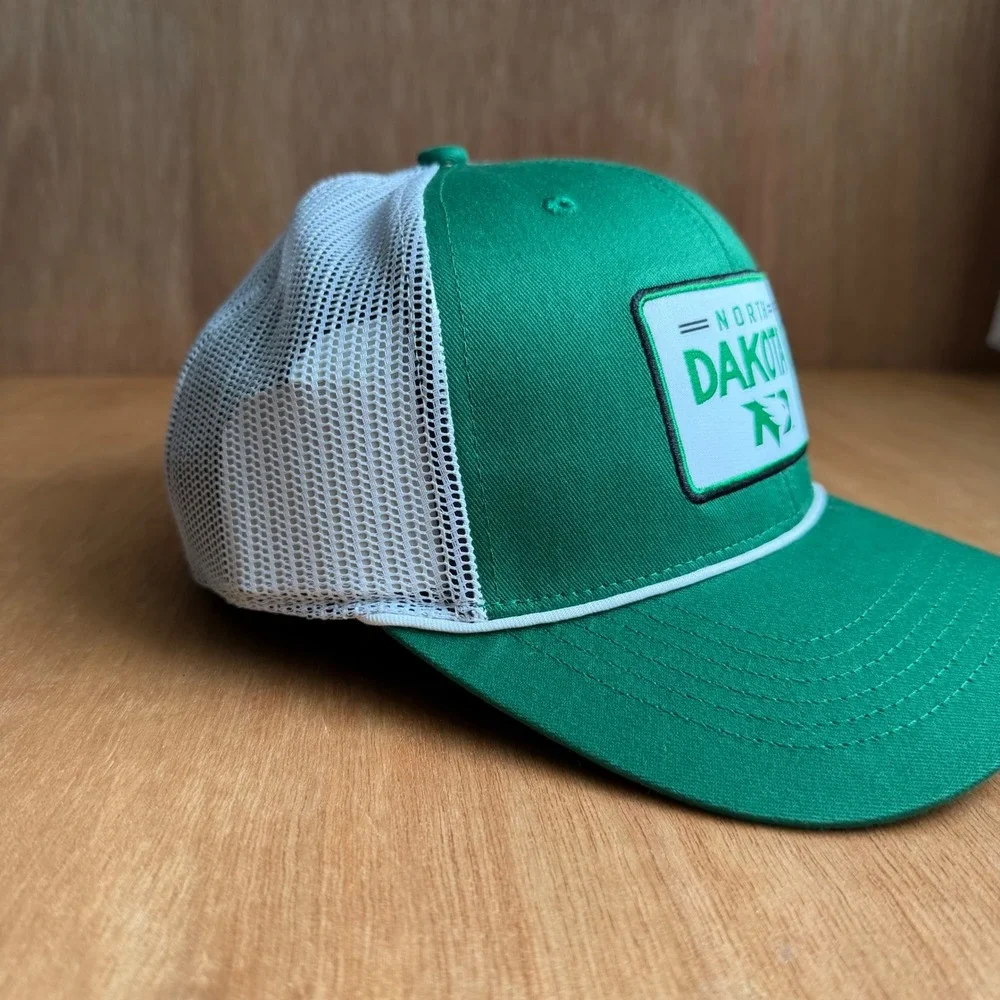 North Dakota Fighting Hawks Green Mesh Snapback Trucker Hat Cap streetwear retro